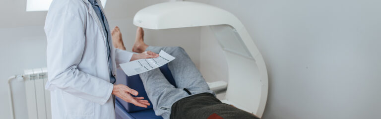 Patient liegt in einem Gerät zu Knochendichtemessung