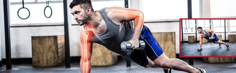 Mann in Sportkleidung macht mit Kurzhantel einen einarmigen Liegestütz, Schultermuskulatur und Knochen sind schematisch hervorgehoben.