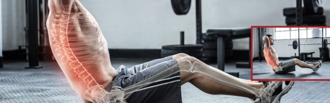 Mann in Sportkleidung sitzt auf dem Boden eines Fitnessstudios, überlagert von einer transparenten Darstellung der Wirbelsäule in natürlicher Krümmung.